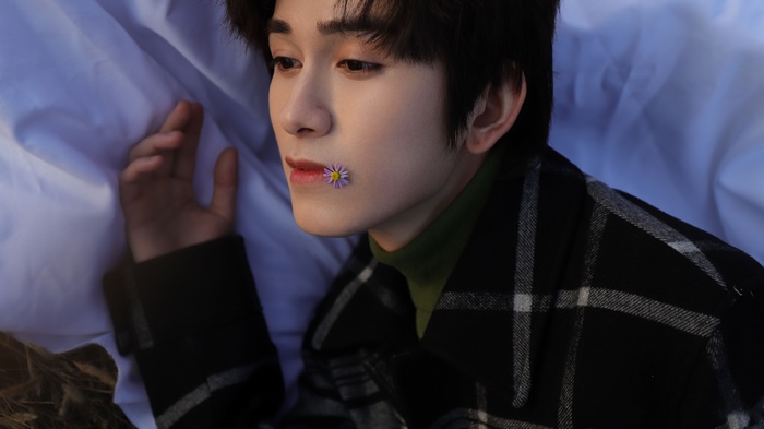 Zhu Zanjin with a flower on his lip