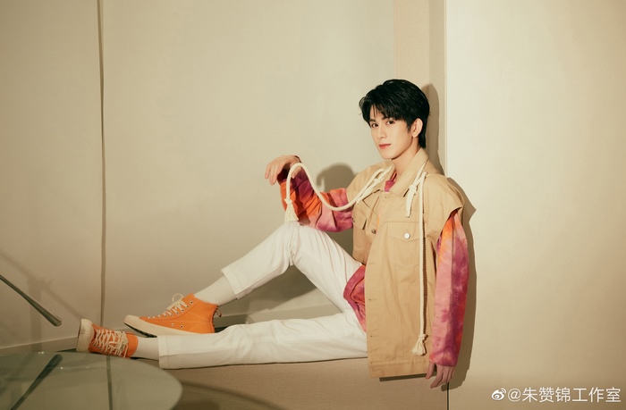 Zhu Zanjin sitting on a ledge
