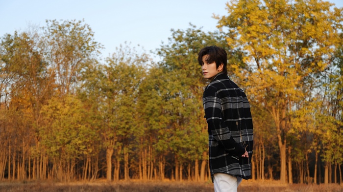 Zhu Zanjin in a plaid shirt outdoors