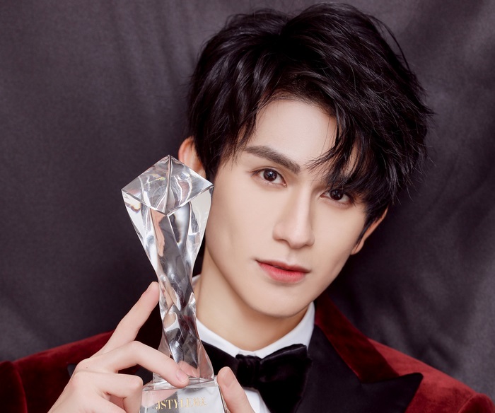 Zhu Zanjin holding an award