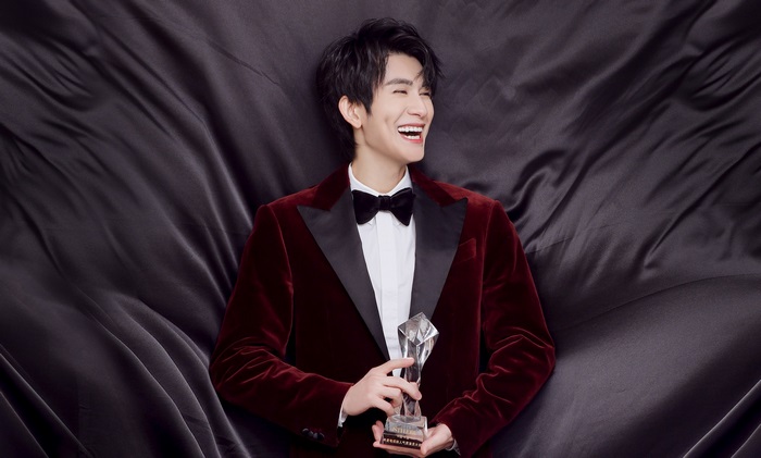 Zhu Zanjin holding an award