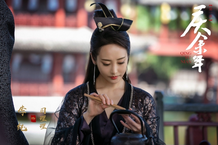 Qing Yu Nian actress with traditional Chinese attire