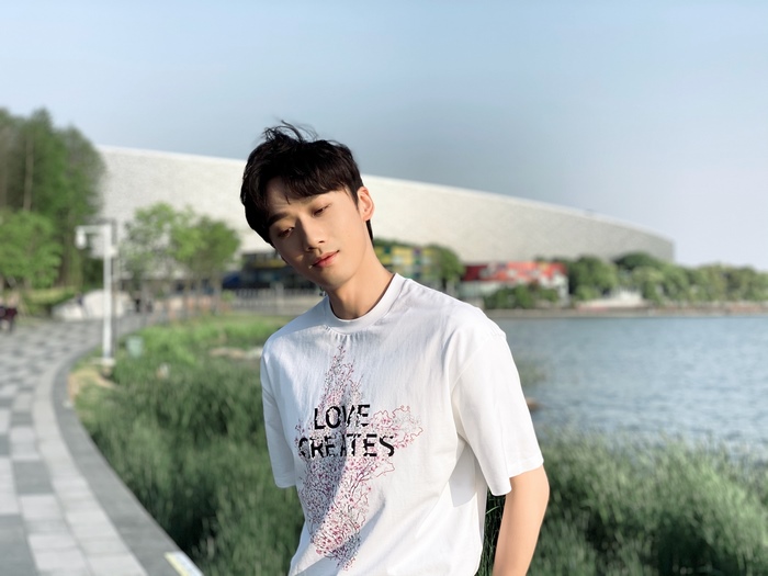 Li Bo-Wen posing by a lake
