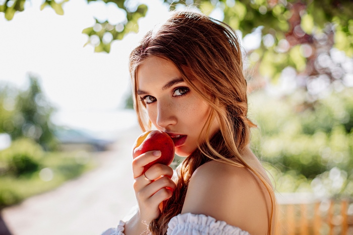 Woman with peach, depth of field, 4K