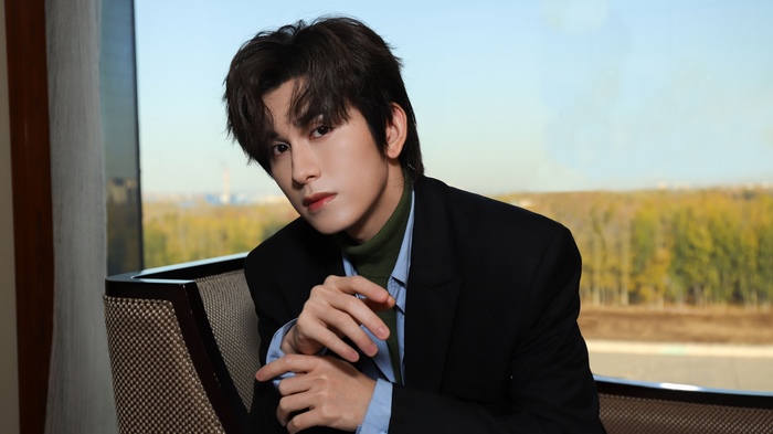 Zhu Zanjin posing indoors with a window view