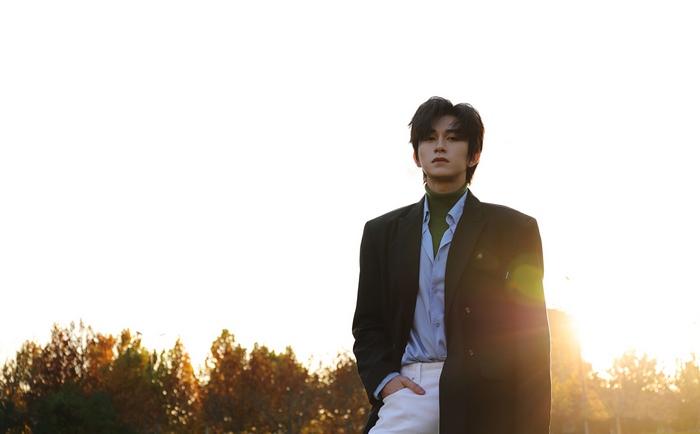 Zhu Zanjin in a suit outdoors