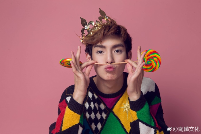 Wang Hao Xuan with lollipops and crown