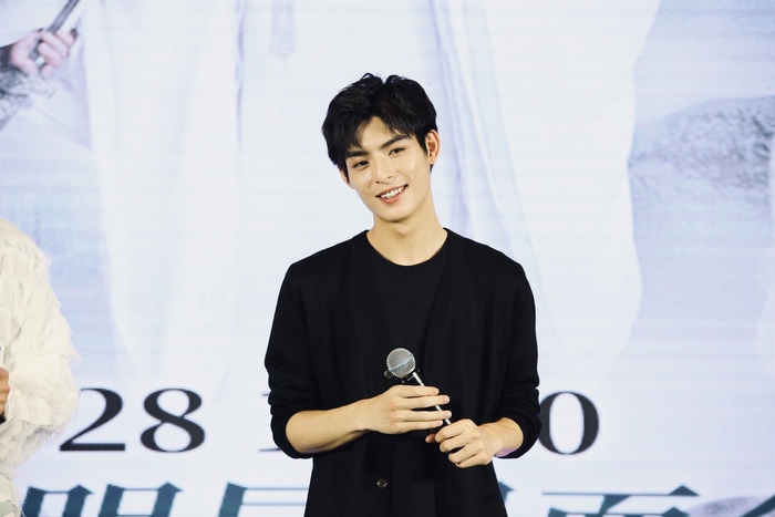 Wang Hao Xuan smiling and holding a microphone