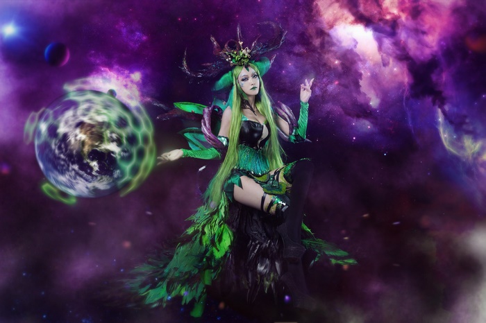 Cosplay of a green-haired woman in a cosmic background