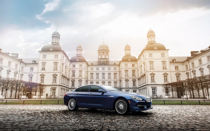 Blue Alpina B6 xDrive Gran Coupe in front of a palace