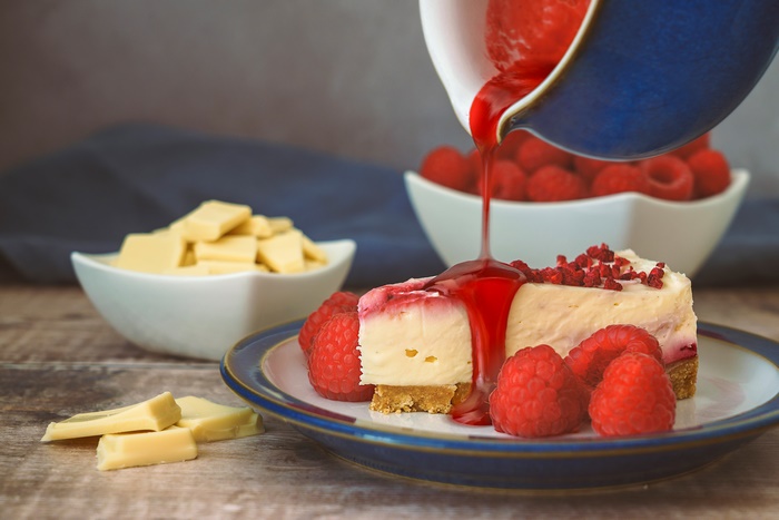 Raspberry cheesecake with white chocolate and raspberry sauce