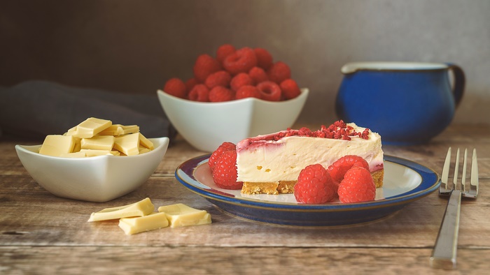 Raspberry cheesecake with white chocolate and raspberries