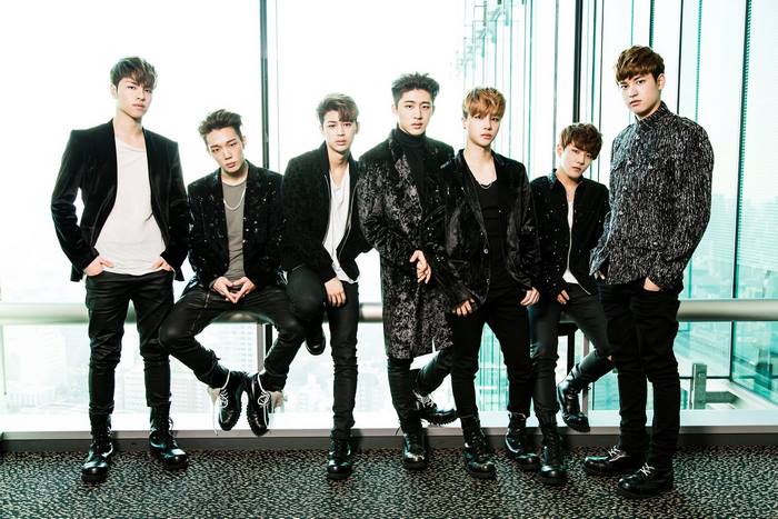 iKON members posing for a photo