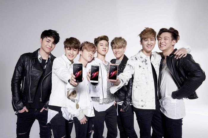 iKON members posing with LG phones