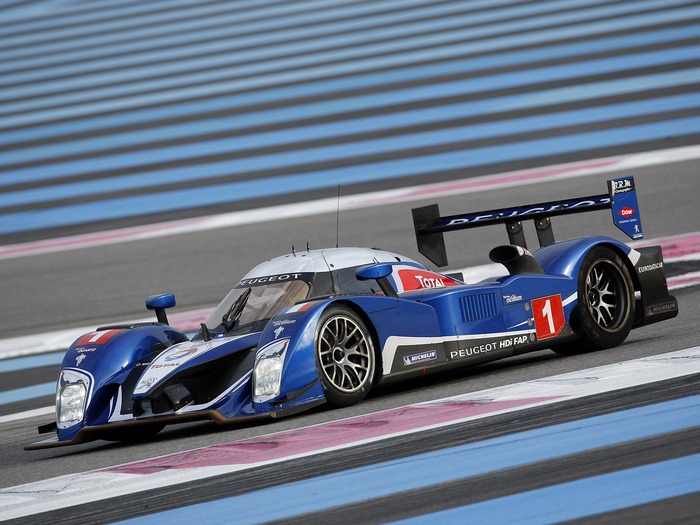 Peugeot 908 HDI FAP race car on track