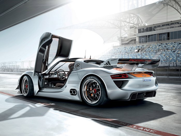 Porsche 918 RSR Concept car on pit lane