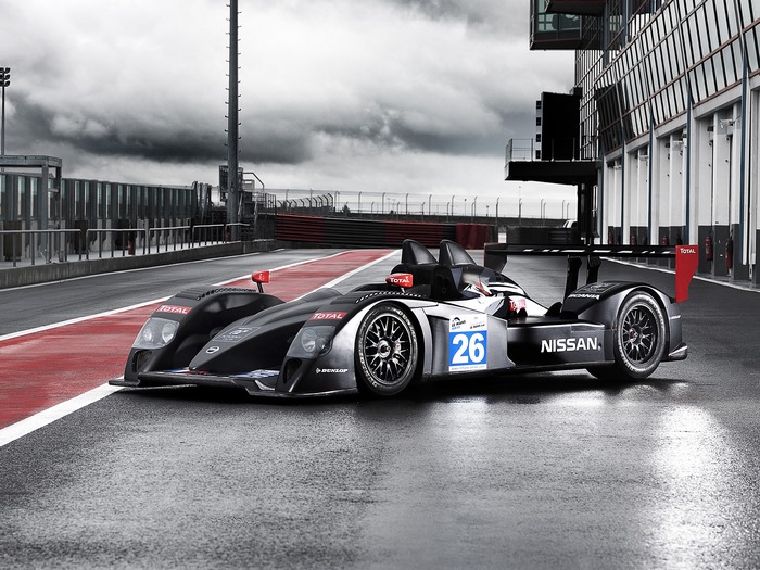 Nissan Signature Racing LMP2 car on a wet racetrack
