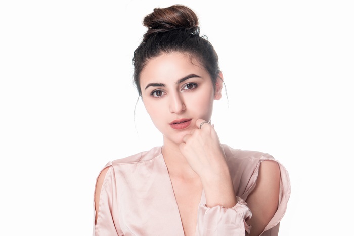 Woman with brown eyes and brunette hair
