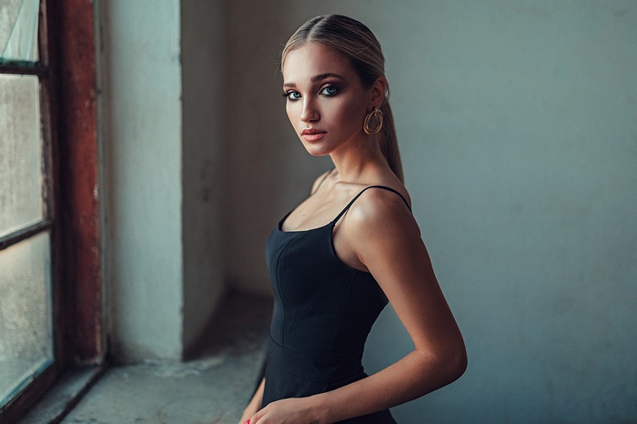 Woman with blonde hair and blue eyes