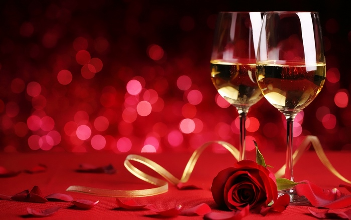 Two glasses of champagne with a rose and ribbon