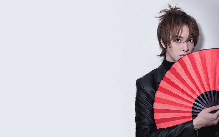 Paul Yu with Red Fan