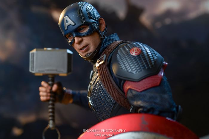 Captain America from Avengers 4 holding Mjolnir