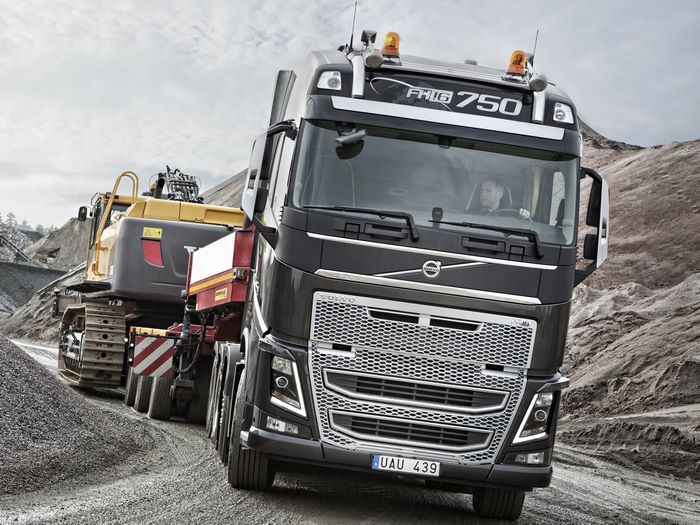 Volvo FH16 750 Truck Transporting Excavator