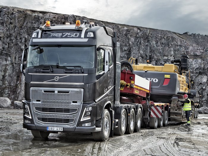 Volvo FH16 750 truck carrying excavator