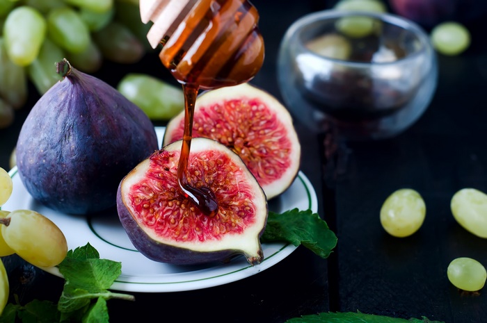 Figs and grapes with honey