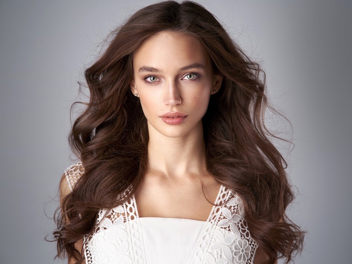 Brunette woman with wavy hair