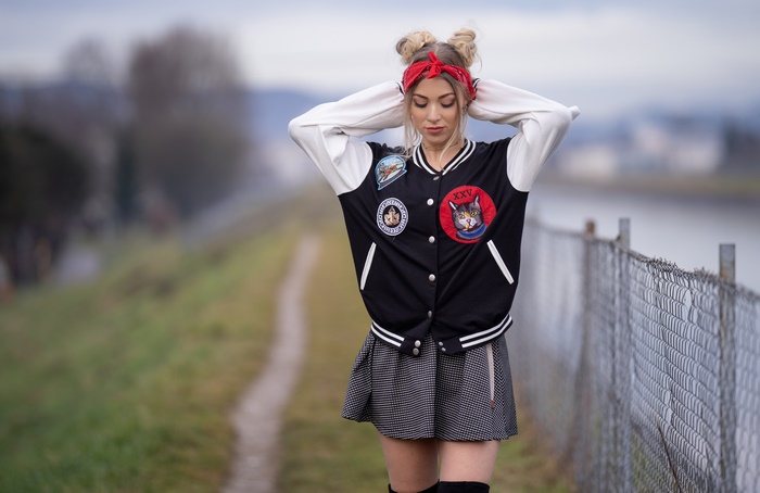 Mood 4K Woman with Casual Style Outdoors