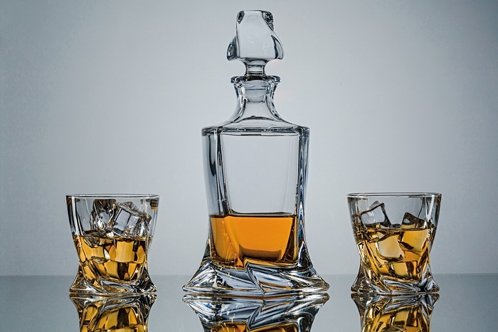 Whiskey decanter and two glasses with ice