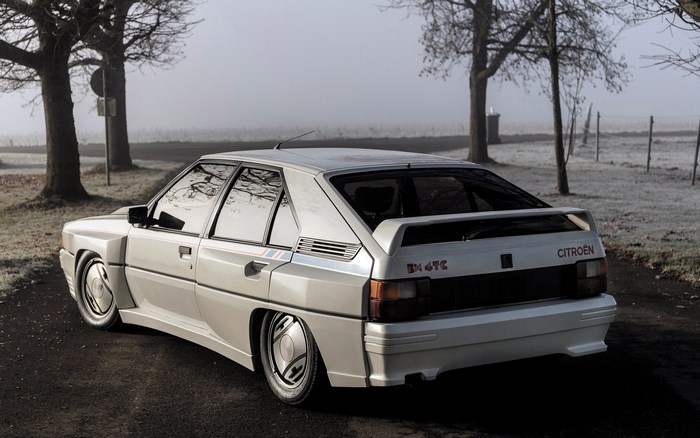 White Citroën BX 4TC (1985) in foggy landscape