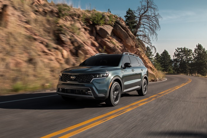 Kia Sorento 4K driving on a mountain road