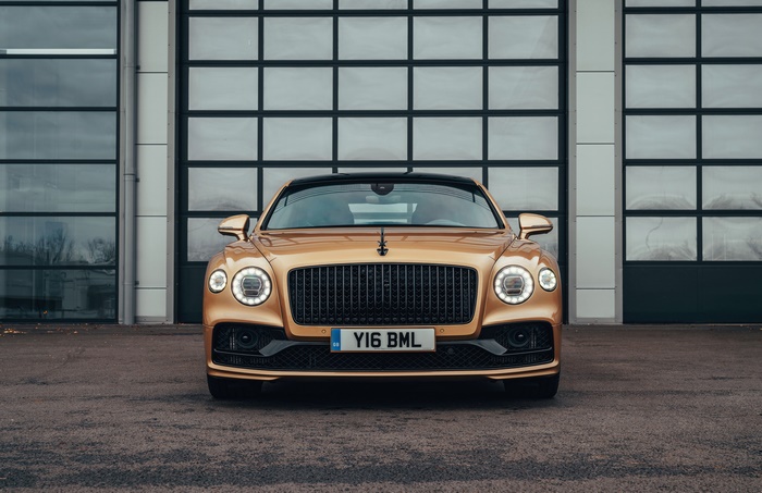 Bentley Flying Spur V8 4K