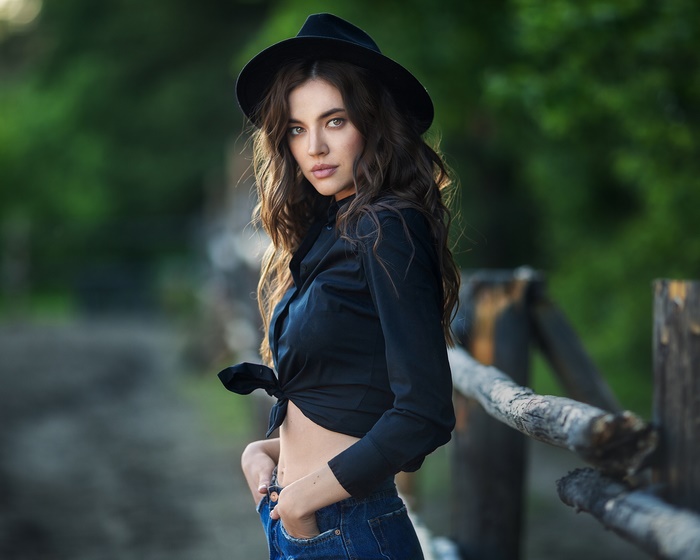 Woman in black hat and shirt with jeans