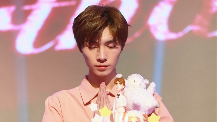 Song Ji Yang with cake and plush toy