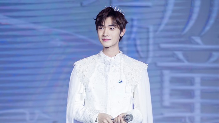 Song Ji Yang wearing a crown and white outfit