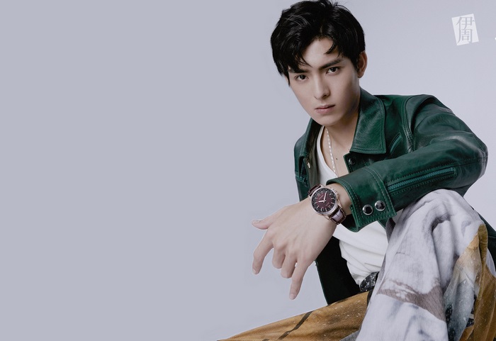 Wang Hao Xuan wearing a green jacket and watch