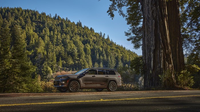 Silver Jeep Grand Cherokee 4K