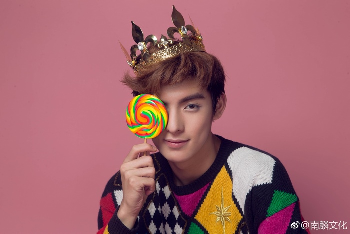 Wang Hao Xuan with a crown and lollipop
