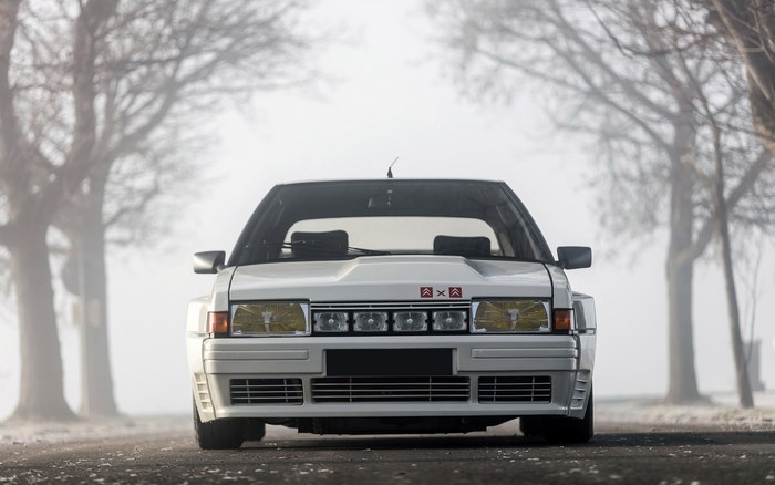White Citroën BX 4TC (1985) on a foggy road