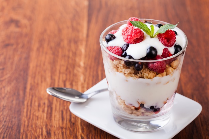 Yogurt parfait with berries and granola