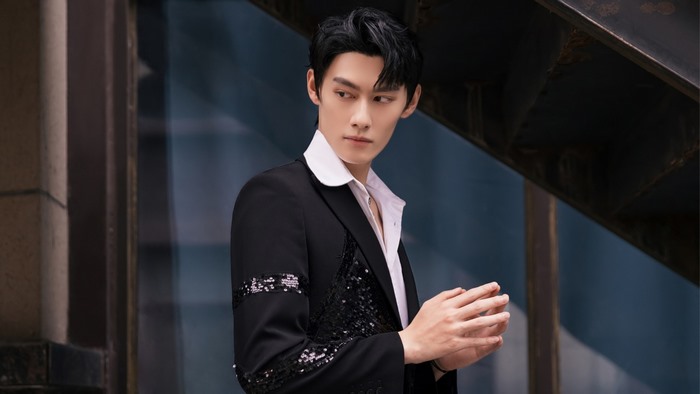 Wang Zhuocheng in a black sequined suit