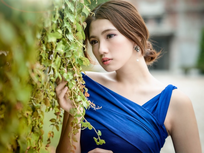 Asian Woman in Blue Dress 4K
