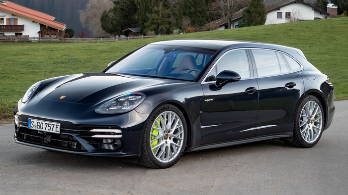 Black Porsche Panamera Turbo S E-Hybrid Sport Turismo