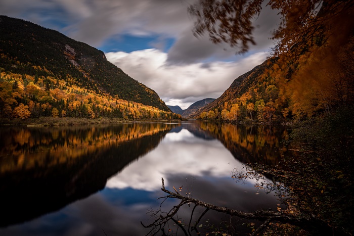 Lake Reflection in Fall Mountains 4K