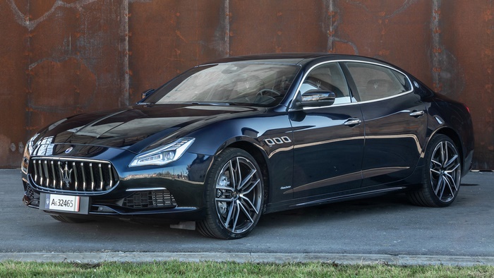 Blue Maserati Quattroporte GranLusso Sedan