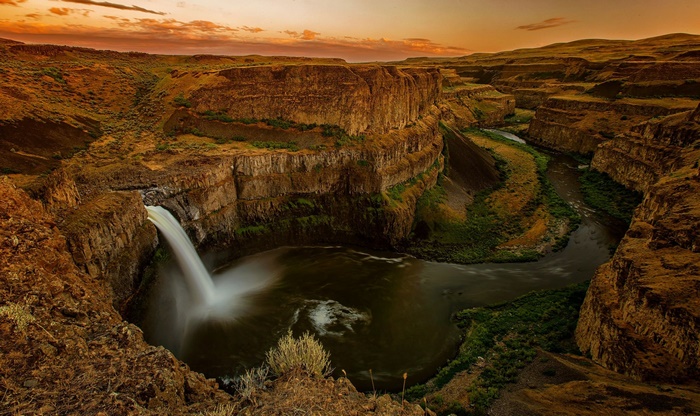 Palouse Falls State Park Waterfall and Canyon