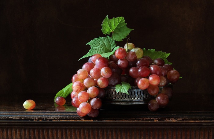 Red grapes in a decorative bowl